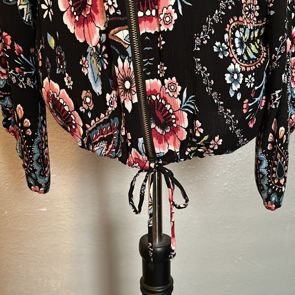 NWOT Black Floral Print Crop Top - Picture 4 of 6